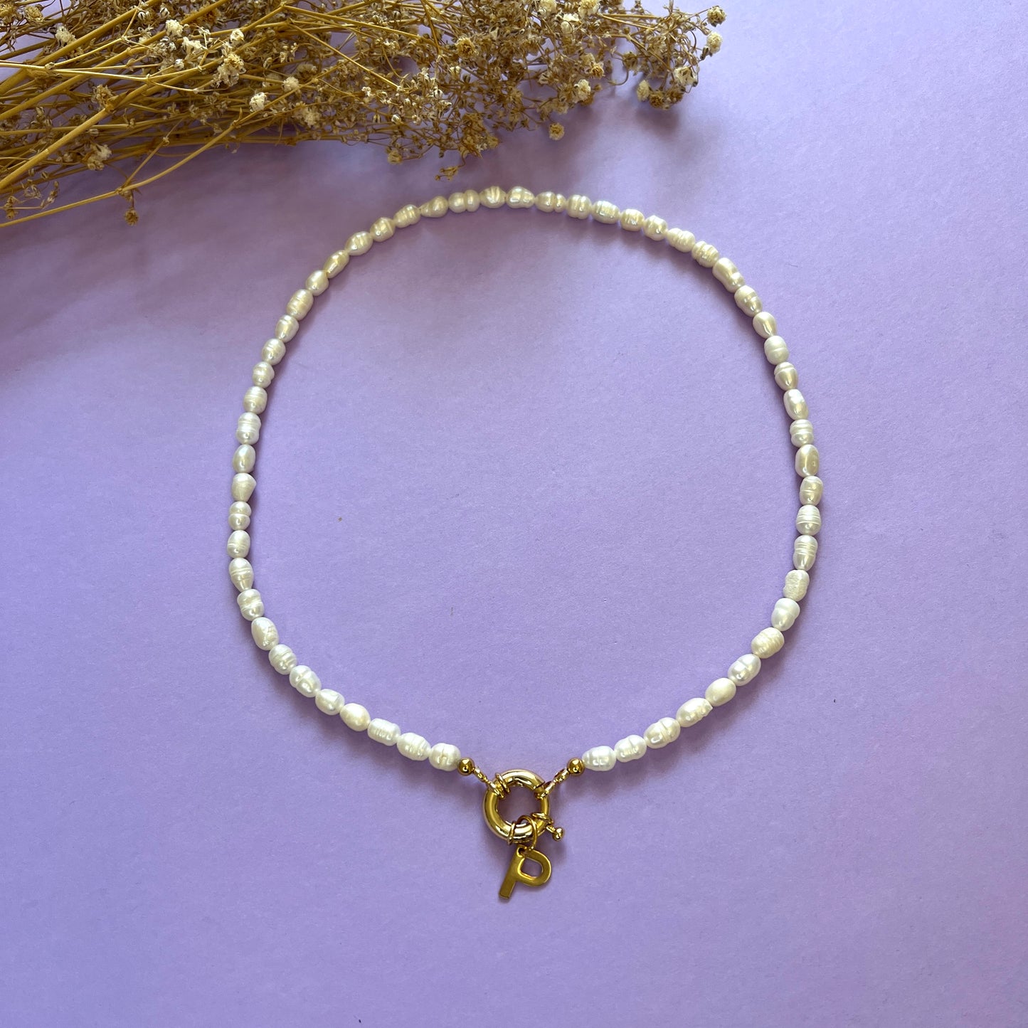 Collar de perlas con inicial colgante
