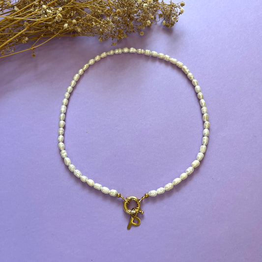 Collar de perlas con inicial colgante